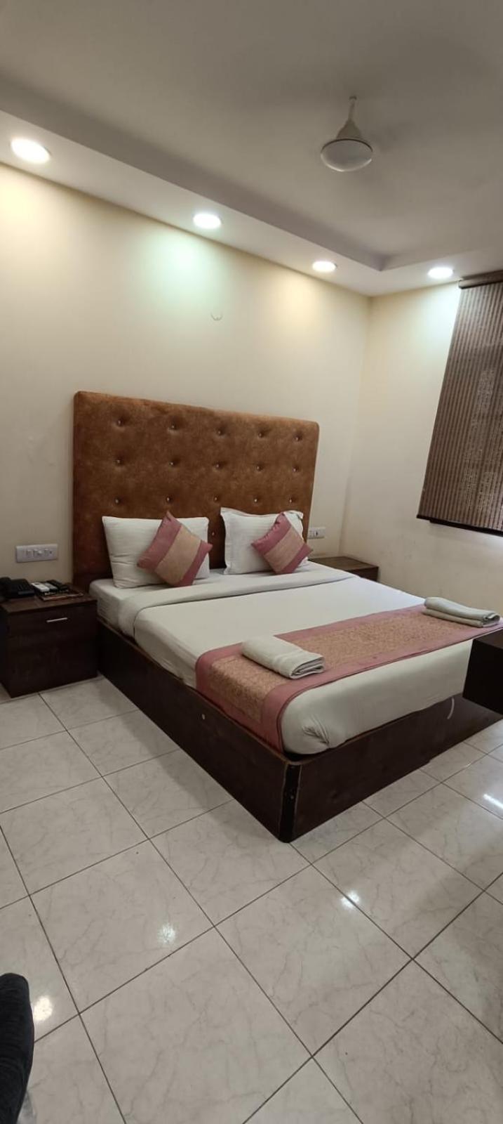 Hotel Singh Continetal Дели Экстерьер фото
